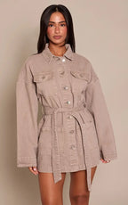 Gris Champignon Robe En Denim Petite À Poches Utilitaires Et Ceinture À Nouer À La Taille
