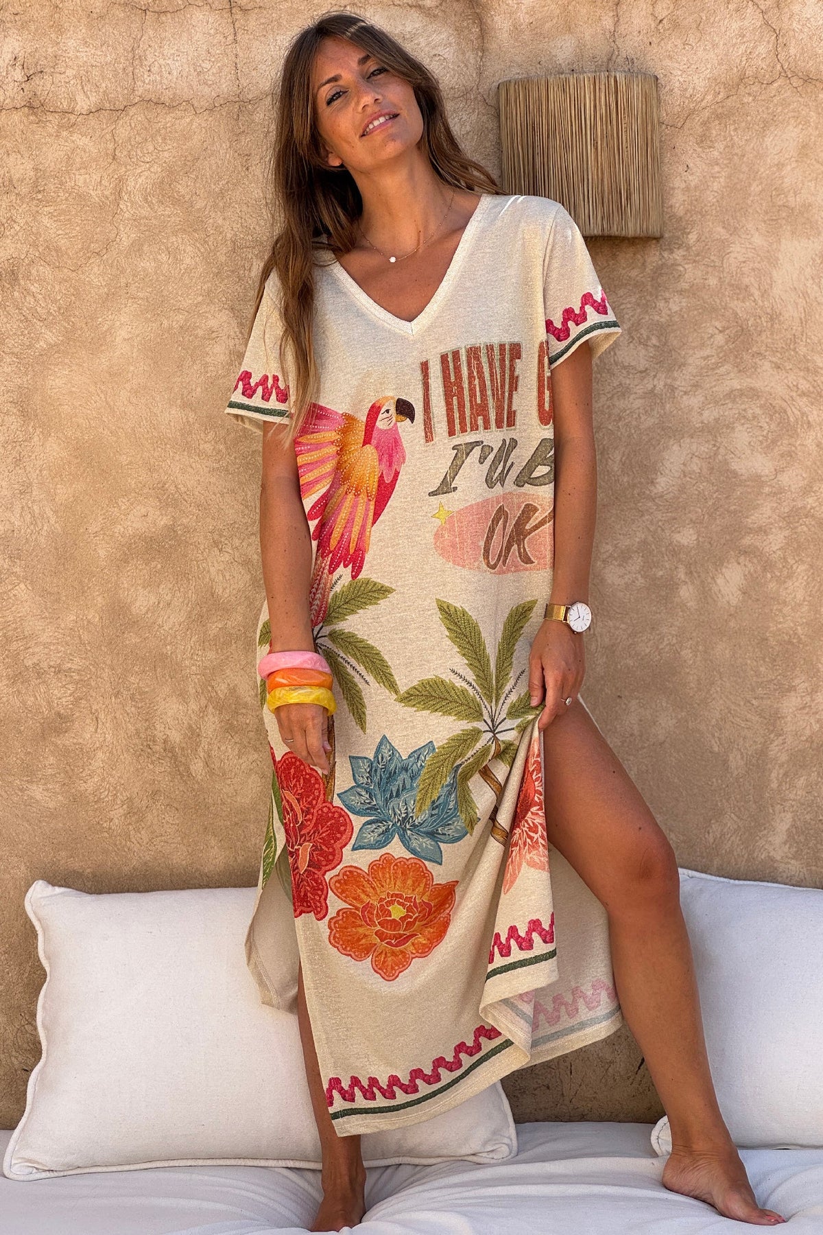 Robe longue et large brillante imprime perroquets palmiers et fleurs colorées